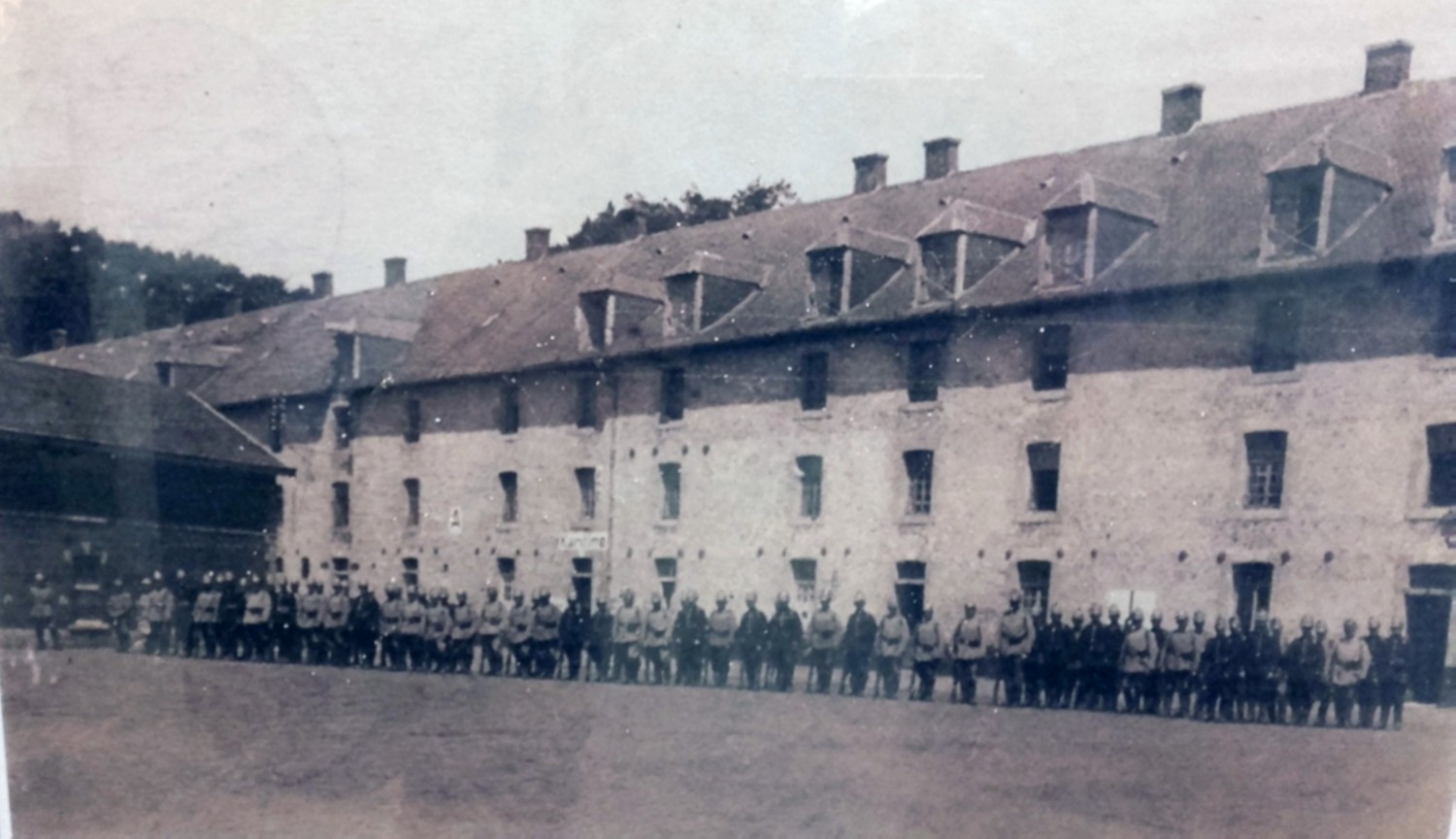 Maubeuge, La caserne Joyeuse vue du hangar des dirigeables.