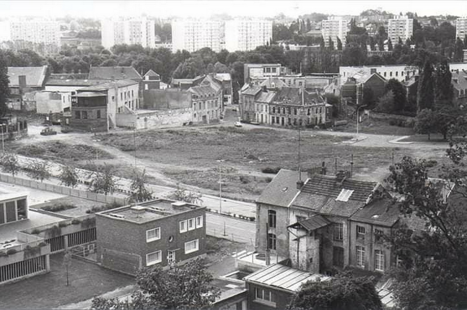 Cartes postales anciennes de Maubeuge, L'Esplanade et la Caserne Joyeuse, la reconstruction