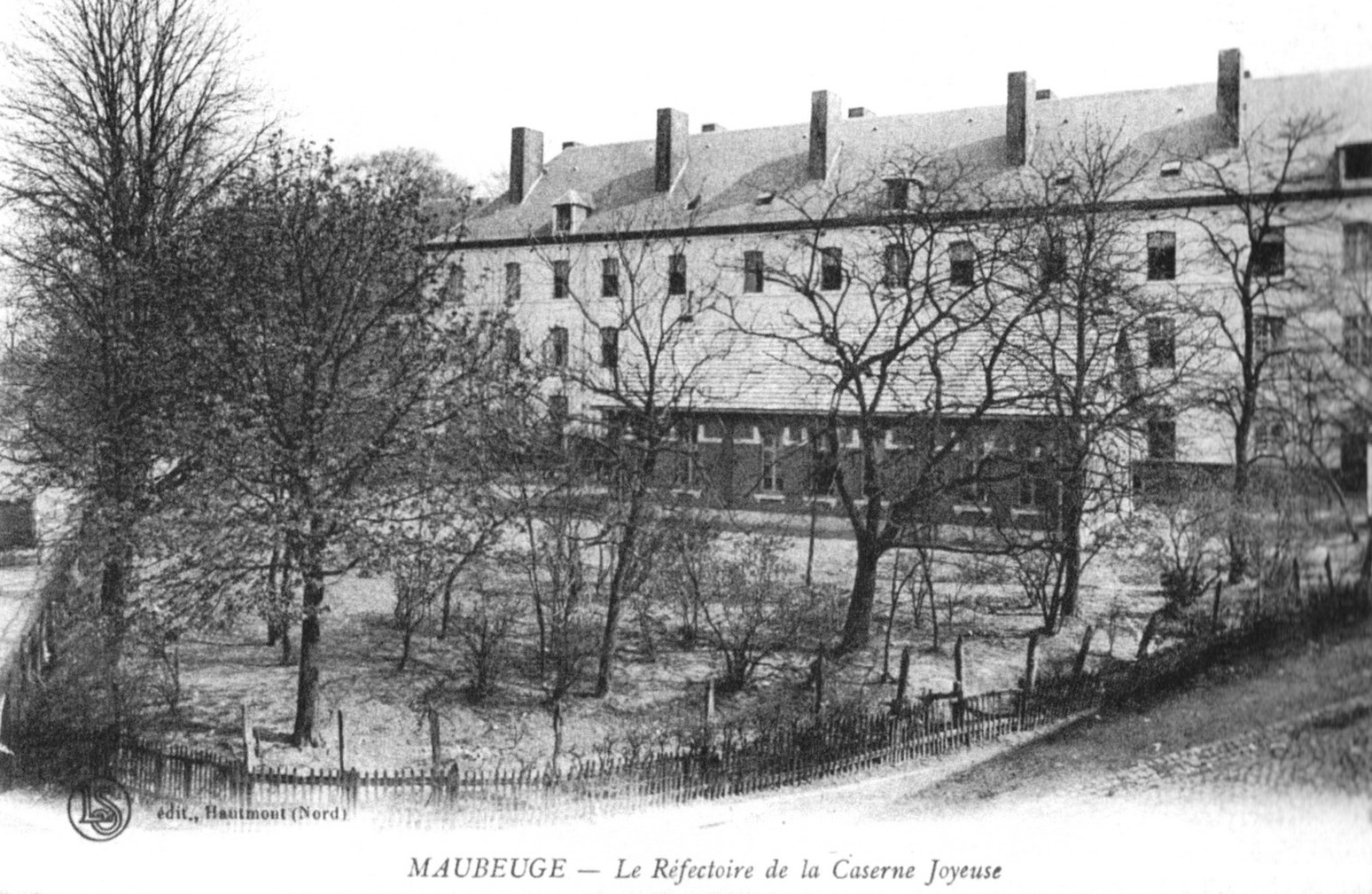 Cartes postales de Maubeuge, L'Esplanade et les Casernes Joyeuse.