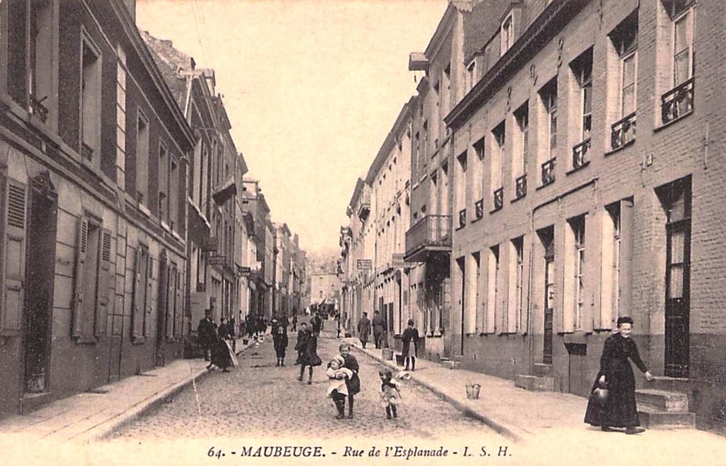La caserne Joyeuse , rue de l'Esplanade
