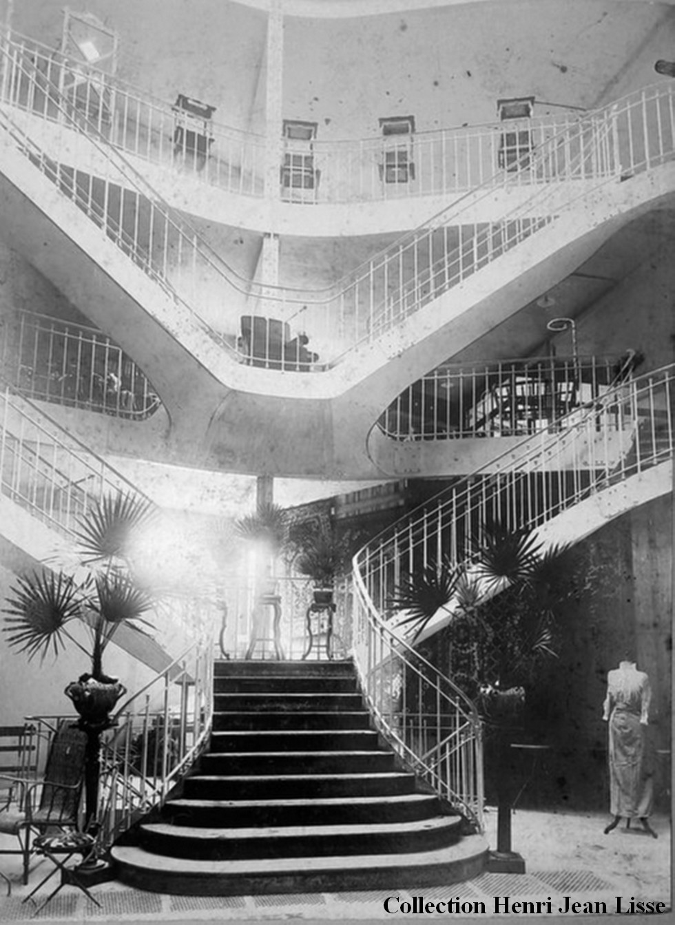 Place Mabuse, les magasins réunis.