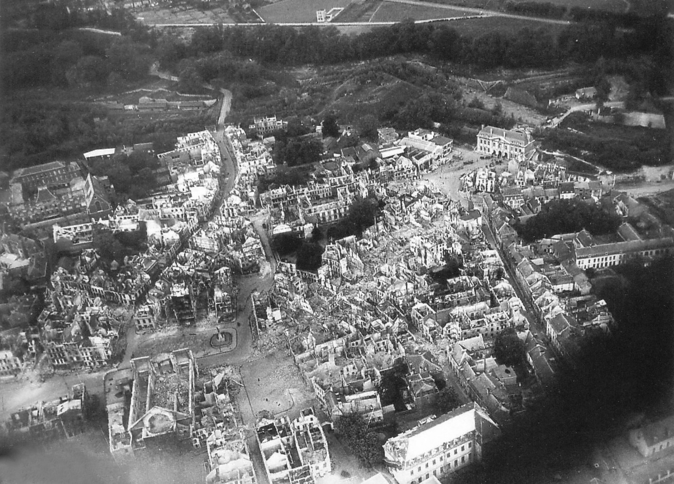 Vue aérienne de Maubeuge après les bombardements du 16 mai 1940.