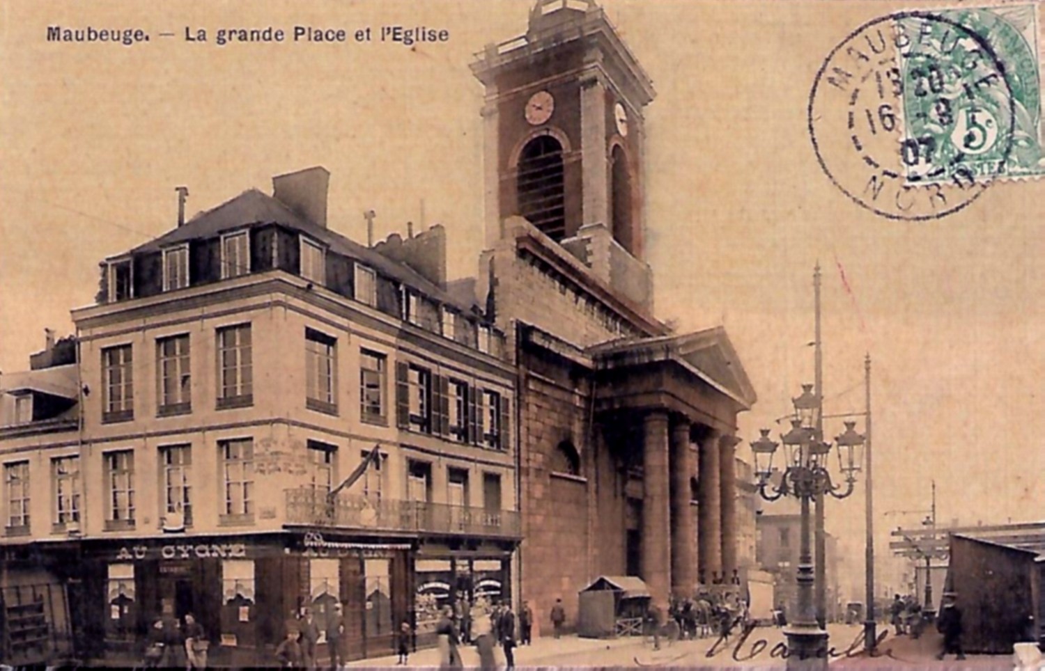 Cartes postales anciennes de Maubeuge, Place d'Armes, l'église