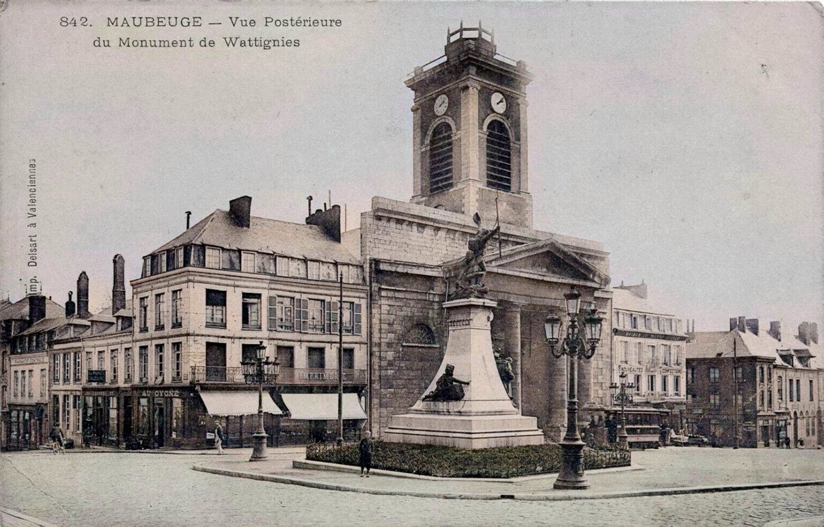 Cartes postales anciennes de Maubeuge, Place d'Armes, l'église