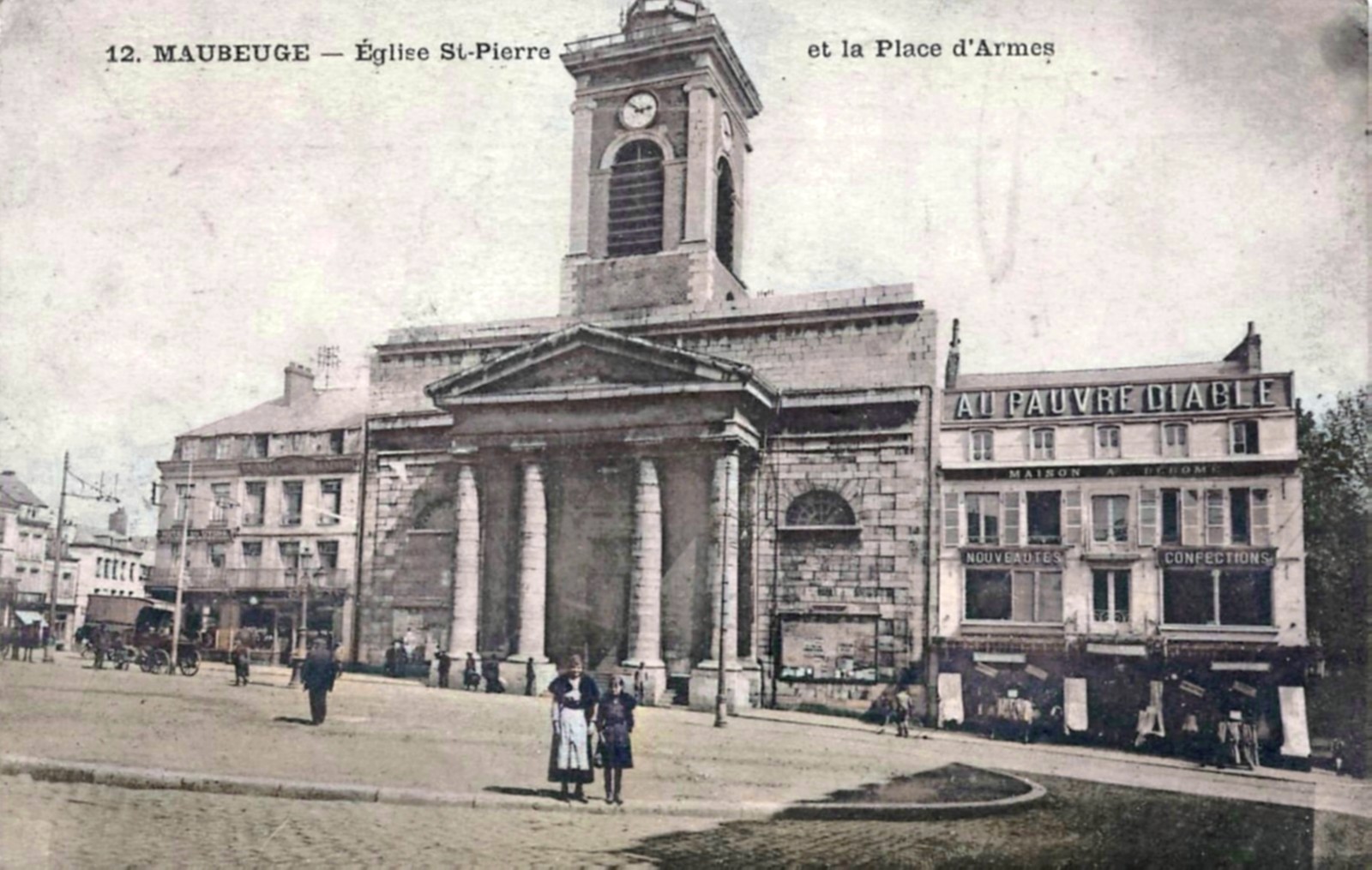 Vue générale sur le coté Est de la place d'Armes.
