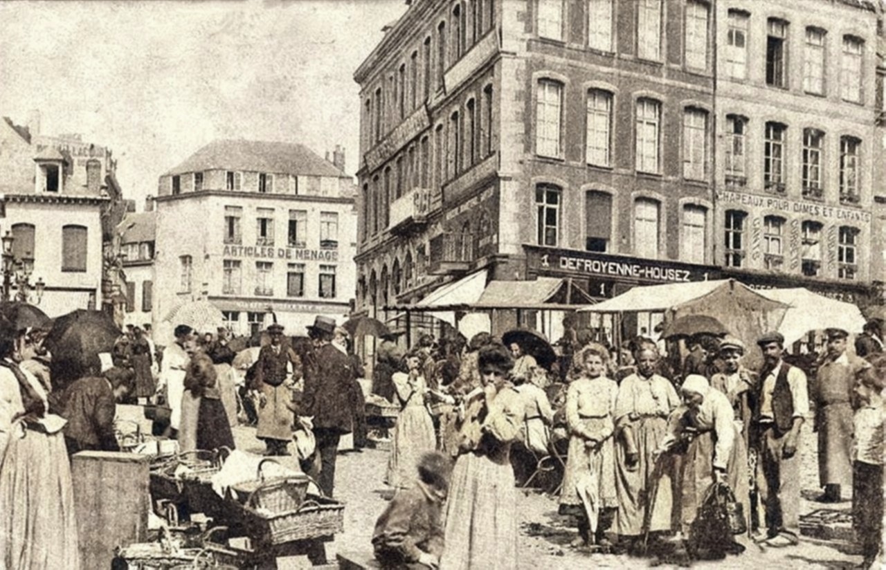 Carte postale de Maubeuge, place du marché aux Herbes.