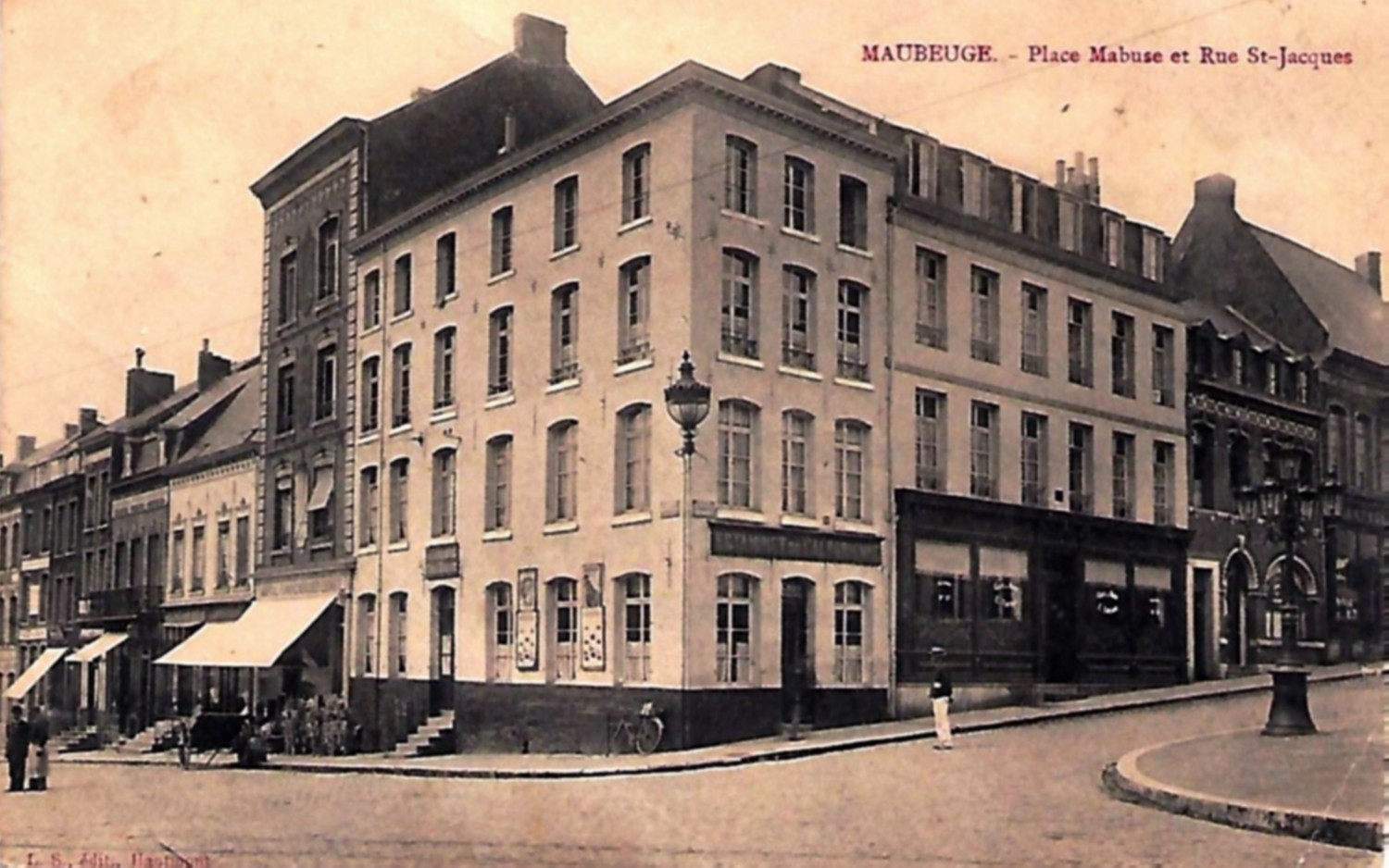 Cartes postales anciennes de Maubeuge,entrée de la Place Mabuse