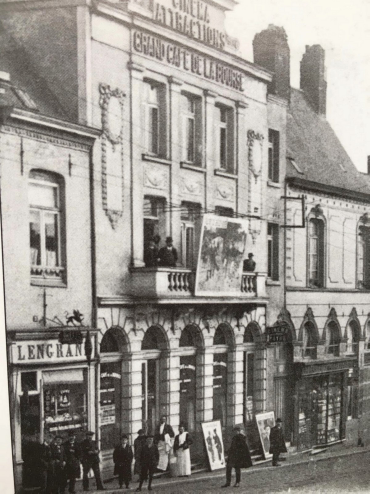 Maubeuge, place Mabuse, café de la Bourse.
