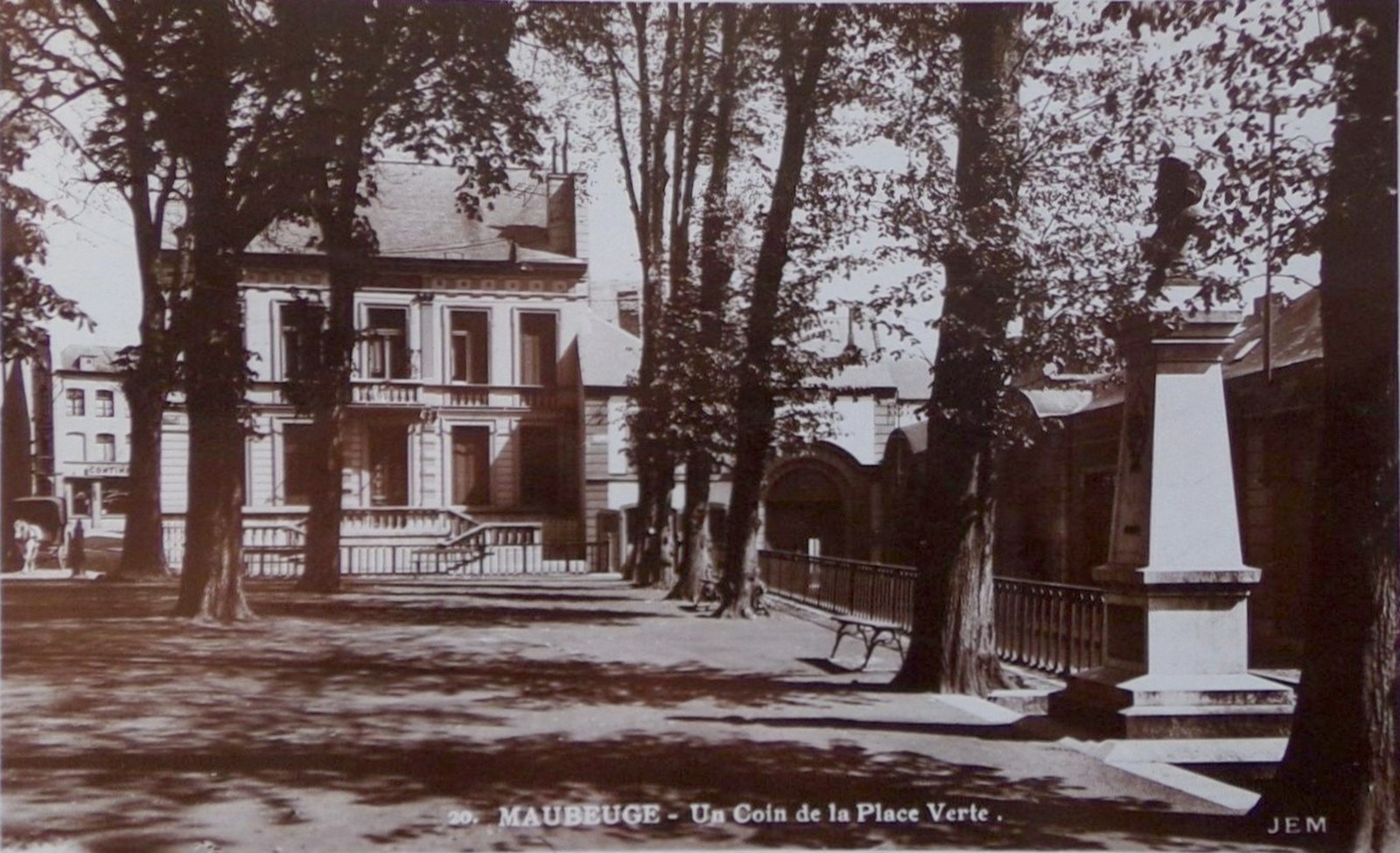 Cartes postales anciennes de Maubeuge, Place Verte, le kiosque