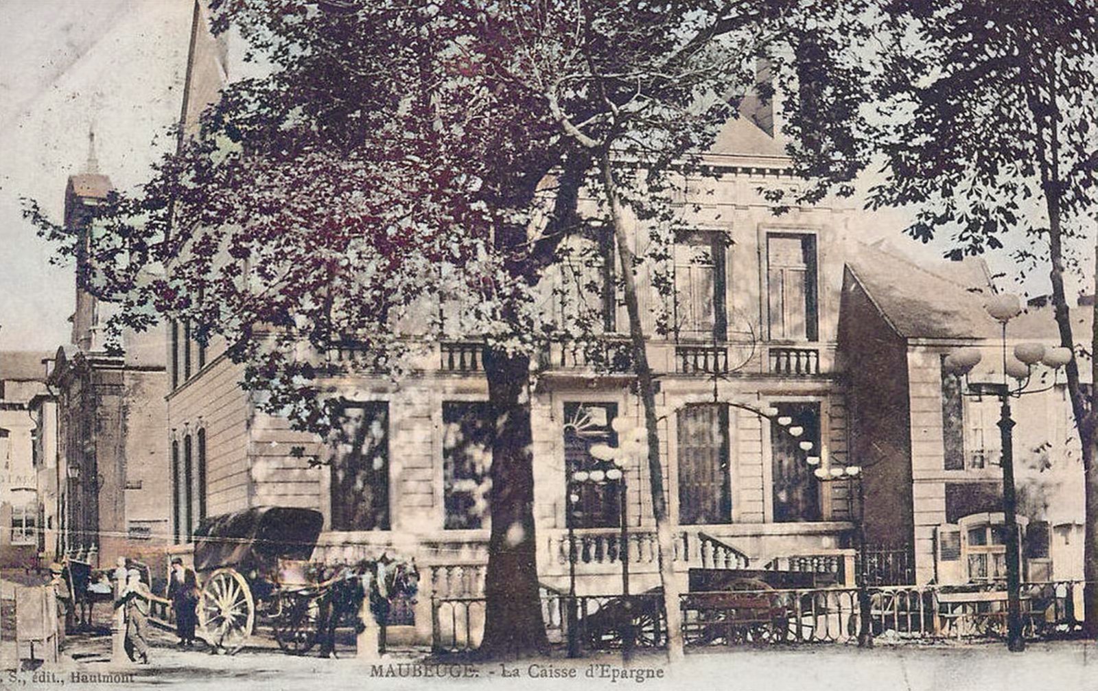 Cartes postales anciennes de Maubeuge, Place Verte, la caisse d'Epargne.