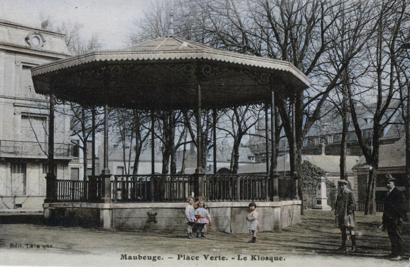 Maubeuge, cartes postales anciennes, la place Verte, le kiosque