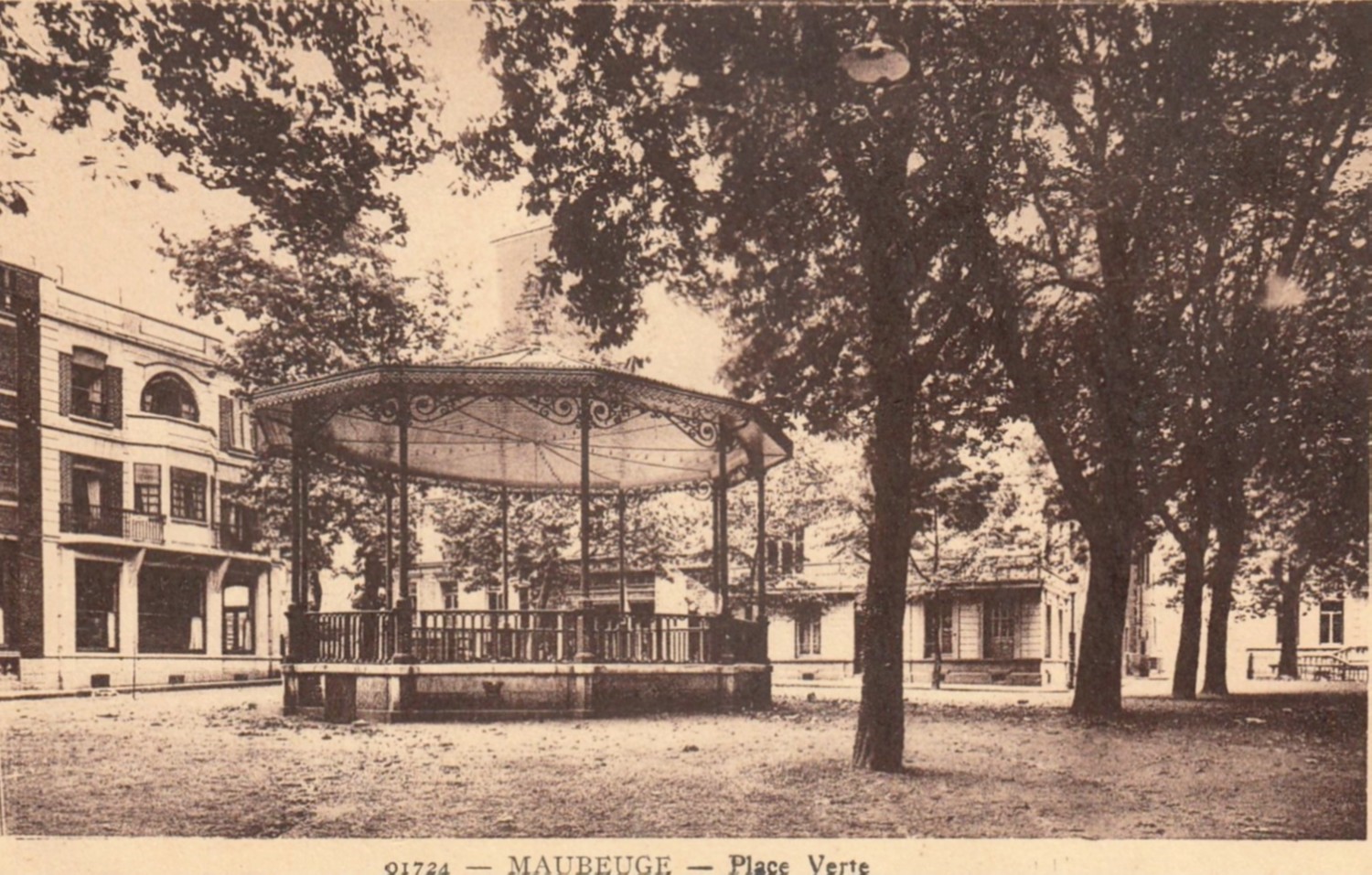 Maubeuge, cartes postales anciennes, la place Verte, le kiosque