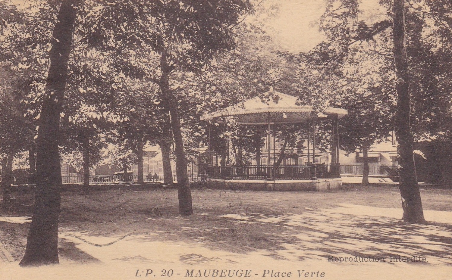 Maubeuge, cartes postales anciennes, la place Verte, le kiosque