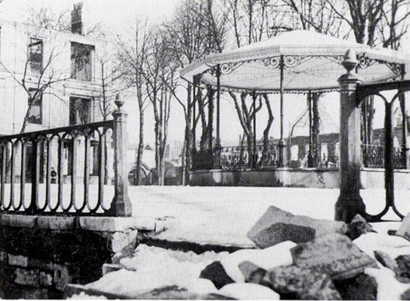 Le kiosque après le bombardement