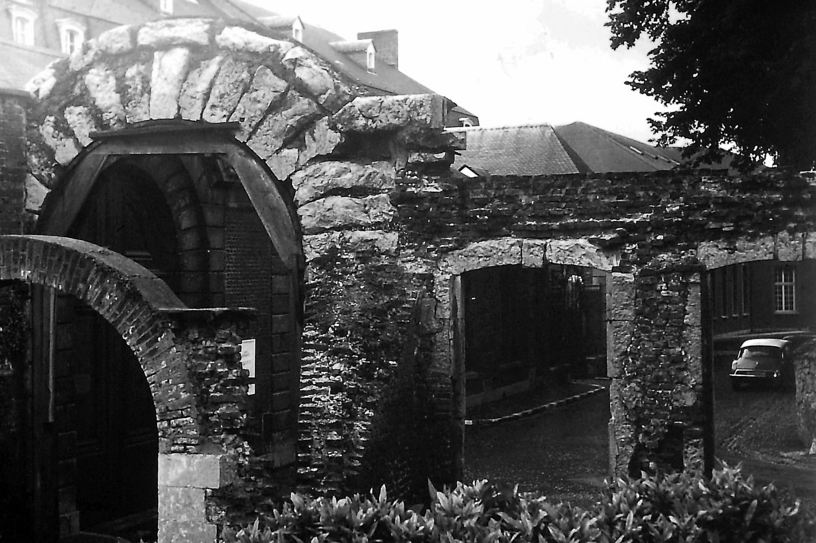 Maubeuge, cartes postales anciennes, la place Verte, ruines de la caisse d'Epargne et du Cercle Militaire