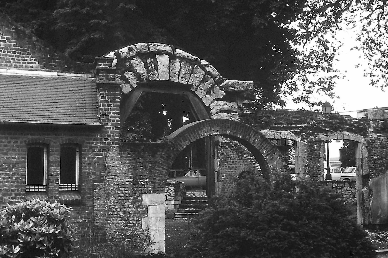 Maubeuge, cartes postales anciennes, la place Verte, ruines de la caisse d'Epargne et du Cercle Militaire