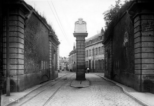 Cartes postales anciennes de Maubeuge, la porte de Bavay