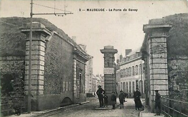 Cartes postales anciennes de Maubeuge, la porte de Bavay