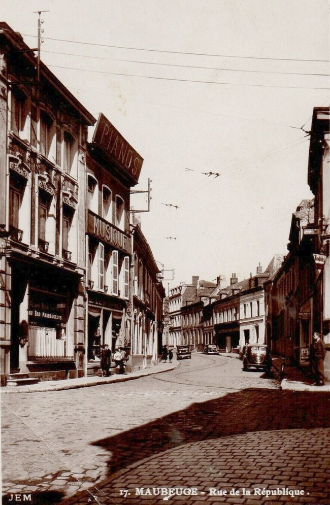 Cartes postales anciennes de Maubeuge, rue de la République