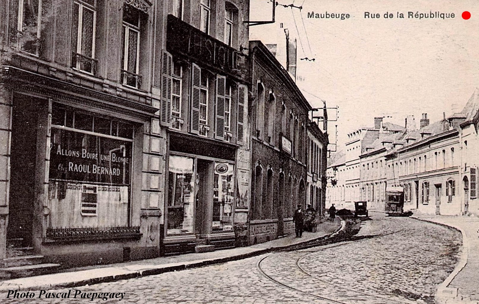 Cartes postales anciennes de Maubeuge, rue de la République