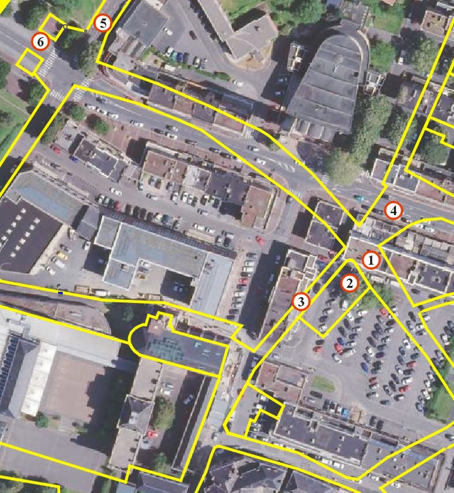 Cartes postales anciennes de Maubeuge, la porte de Bavay et la rue de la République sur une vue satellite