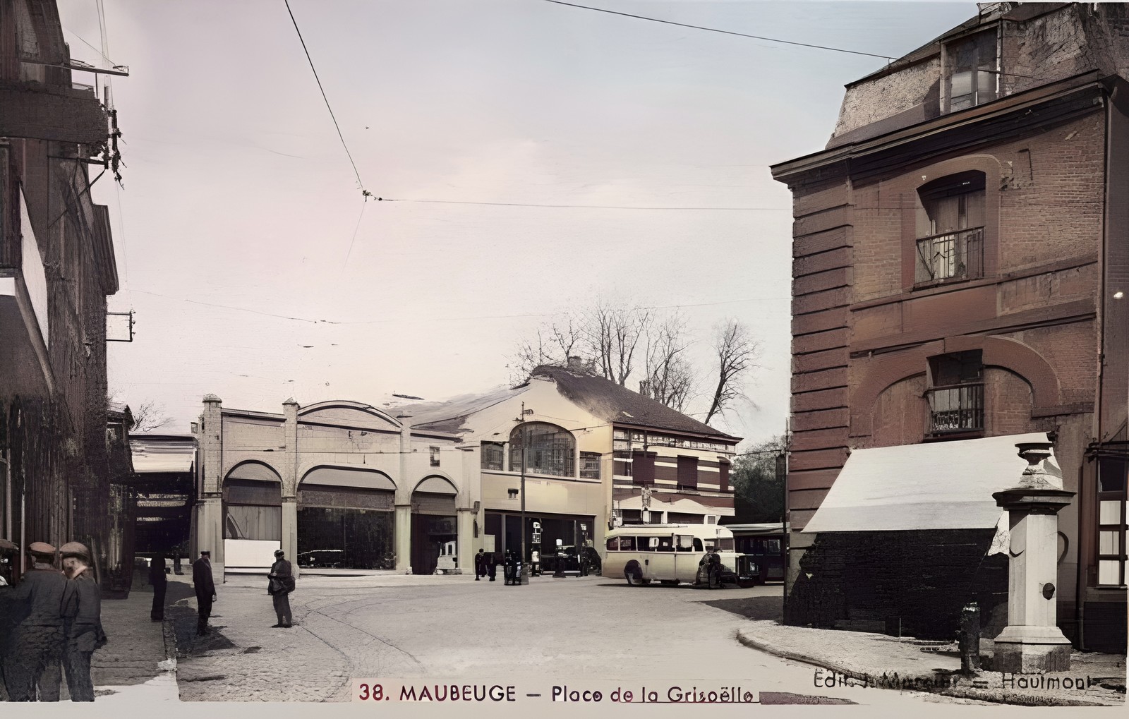 Cartes postales anciennes de Maubeuge, la porte de Mons