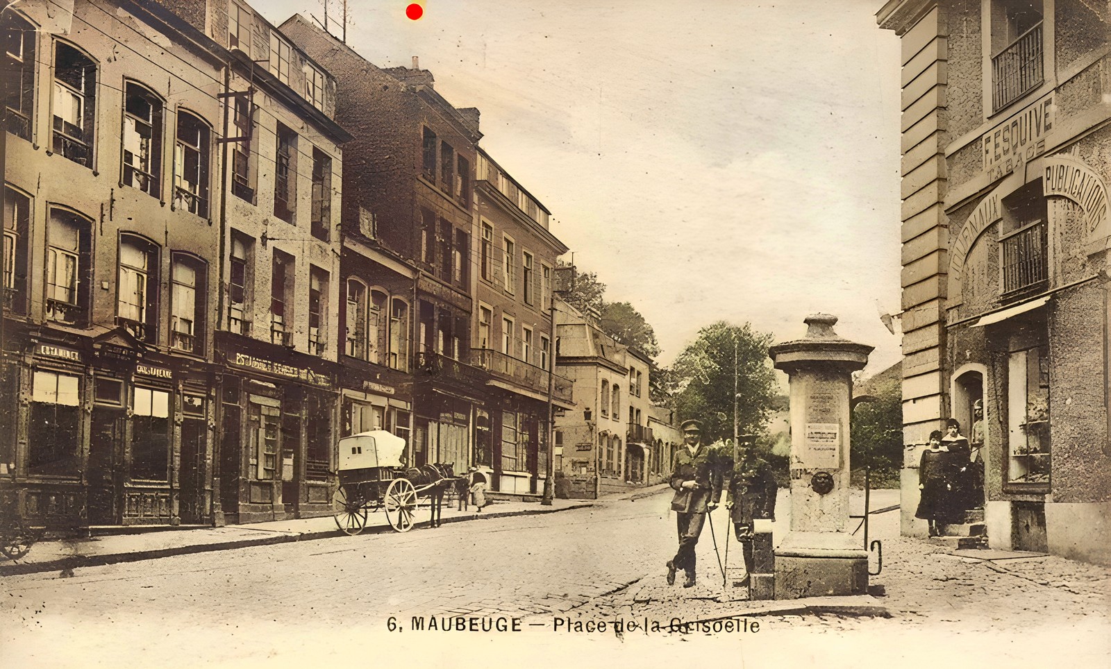 Cartes postales anciennes de Maubeuge, la porte de Mons