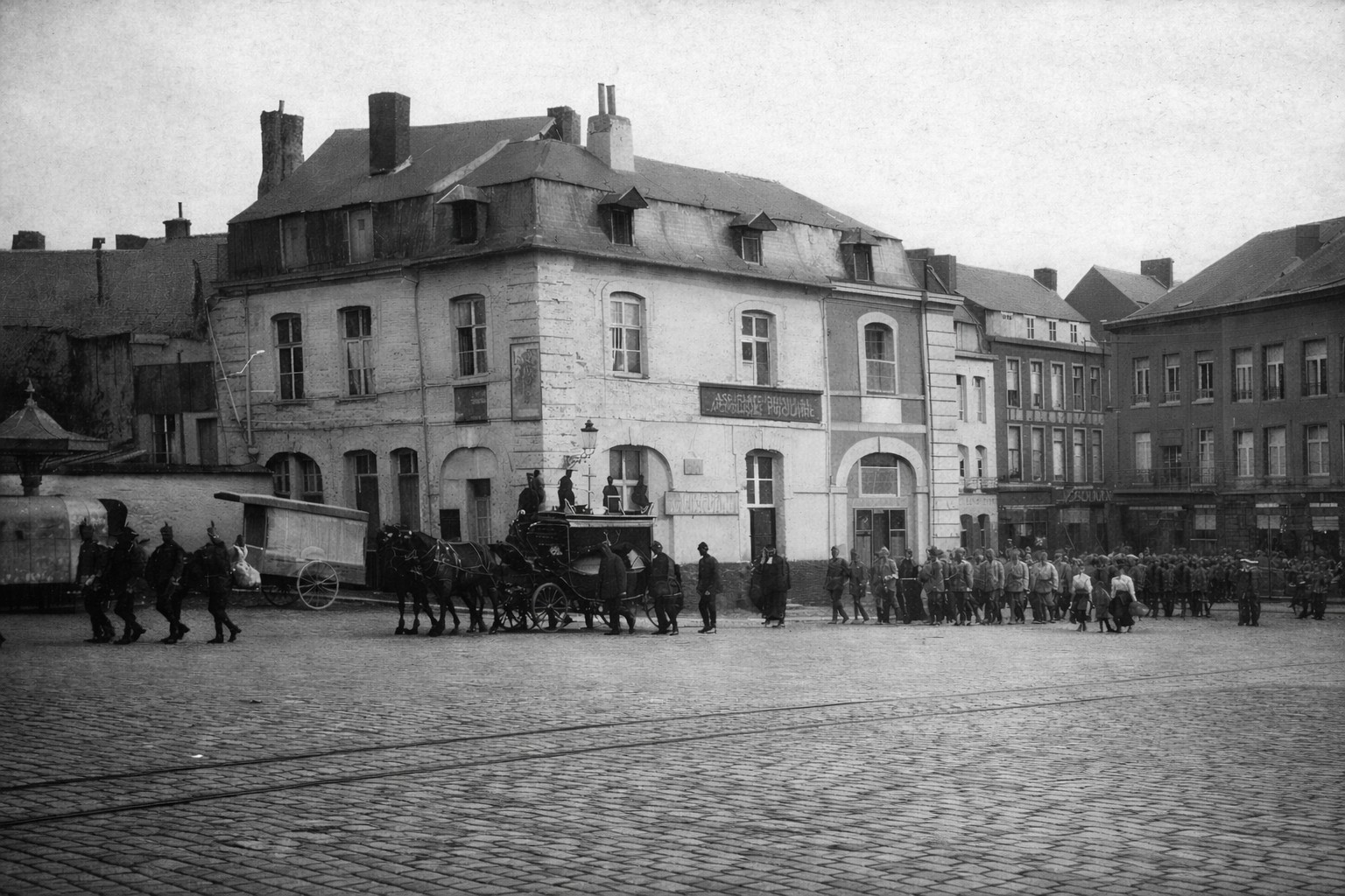 Carte postale de 1915, porte de Mons Maubeuge.