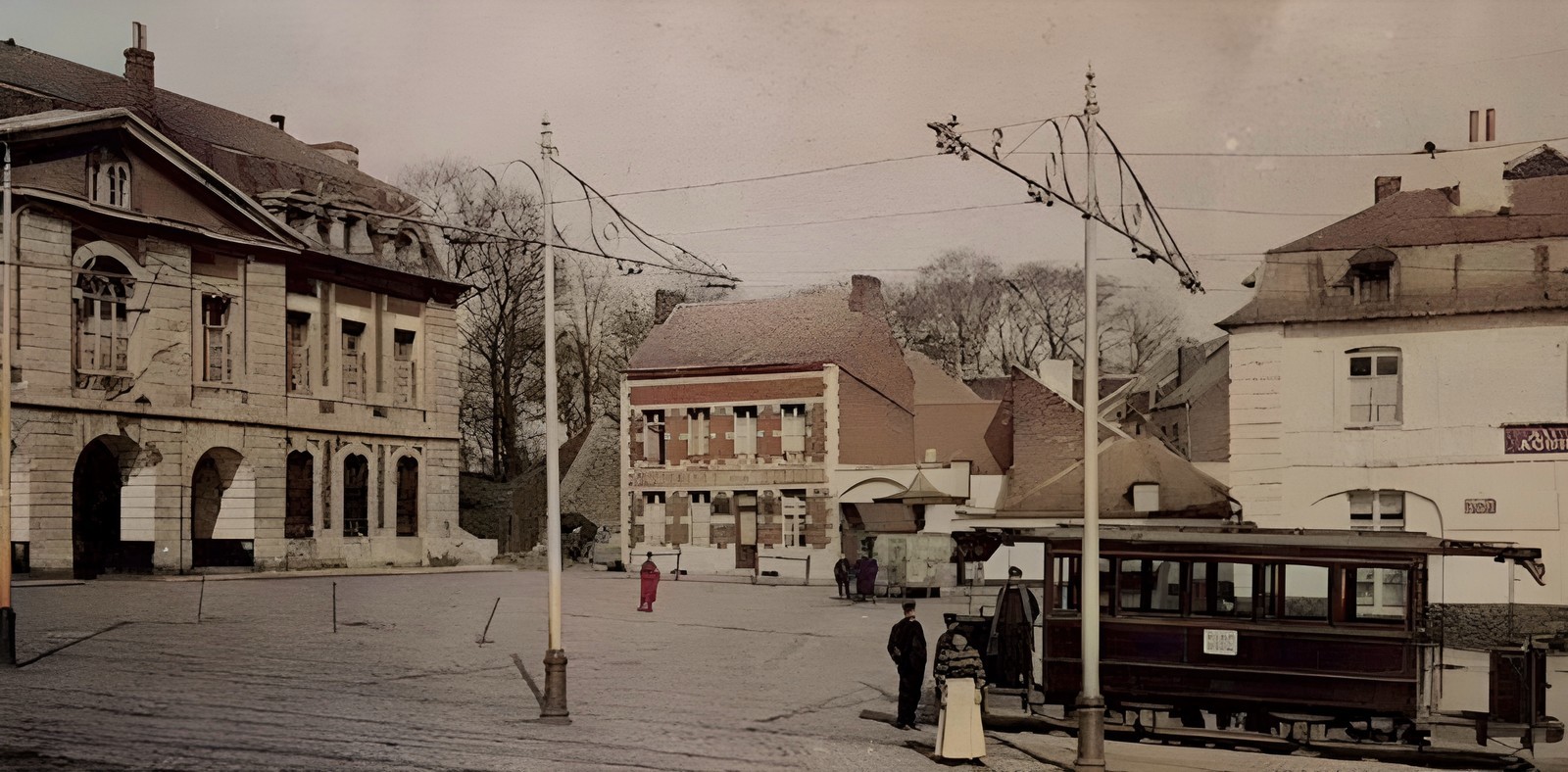 Cartes postales anciennes de Maubeuge, la porte de Mons