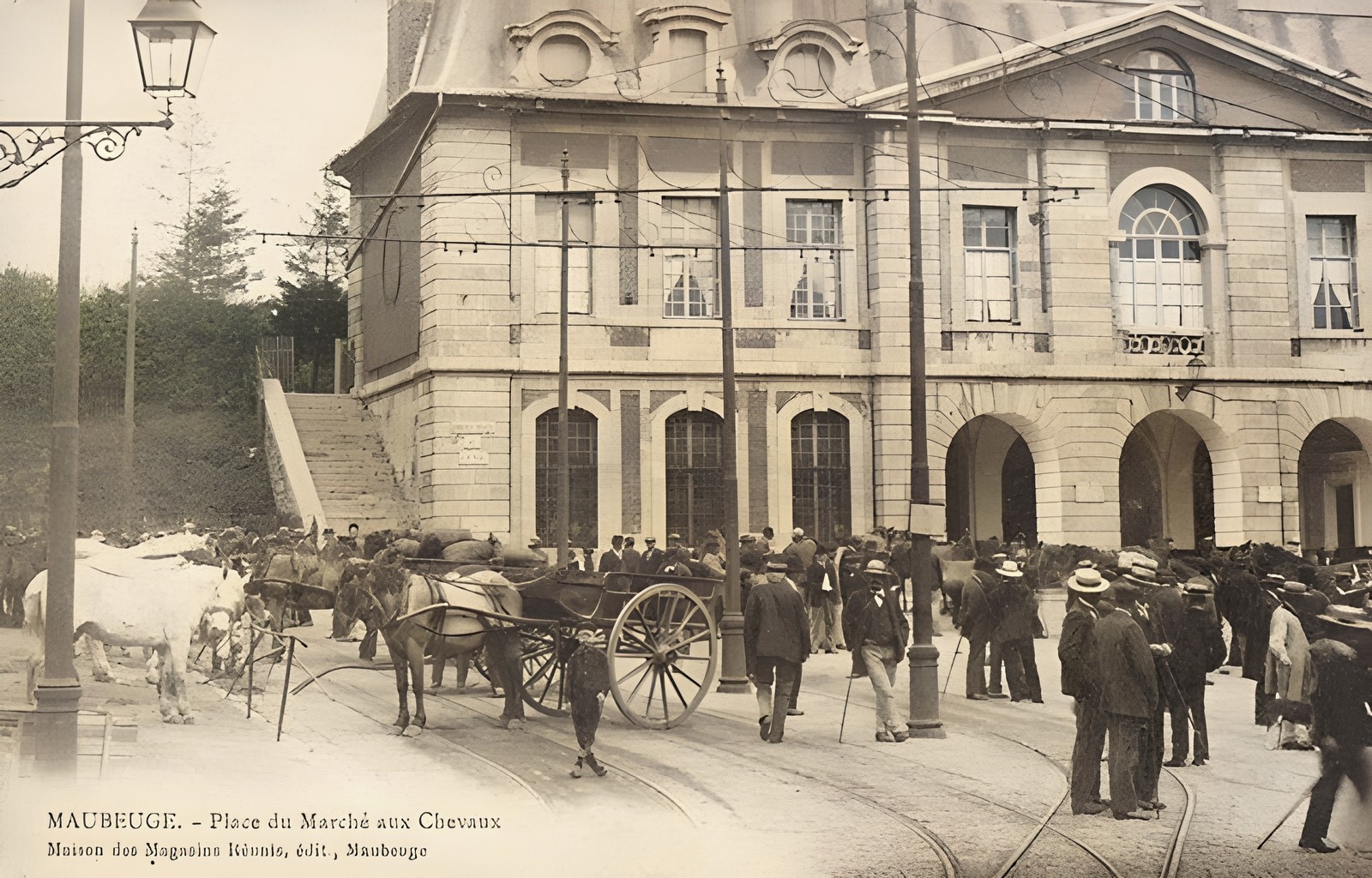 Cartes postales anciennes de Maubeuge, la porte de Mons