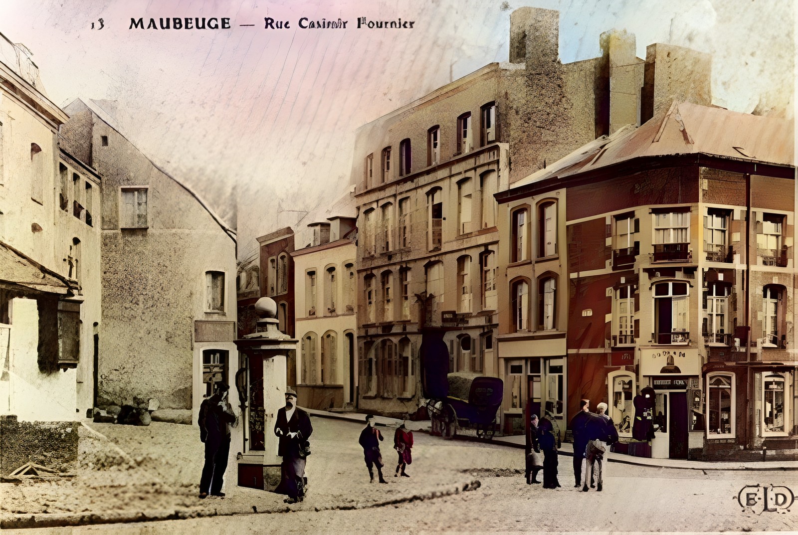Cartes postales anciennes de Maubeuge, la porte de Mons