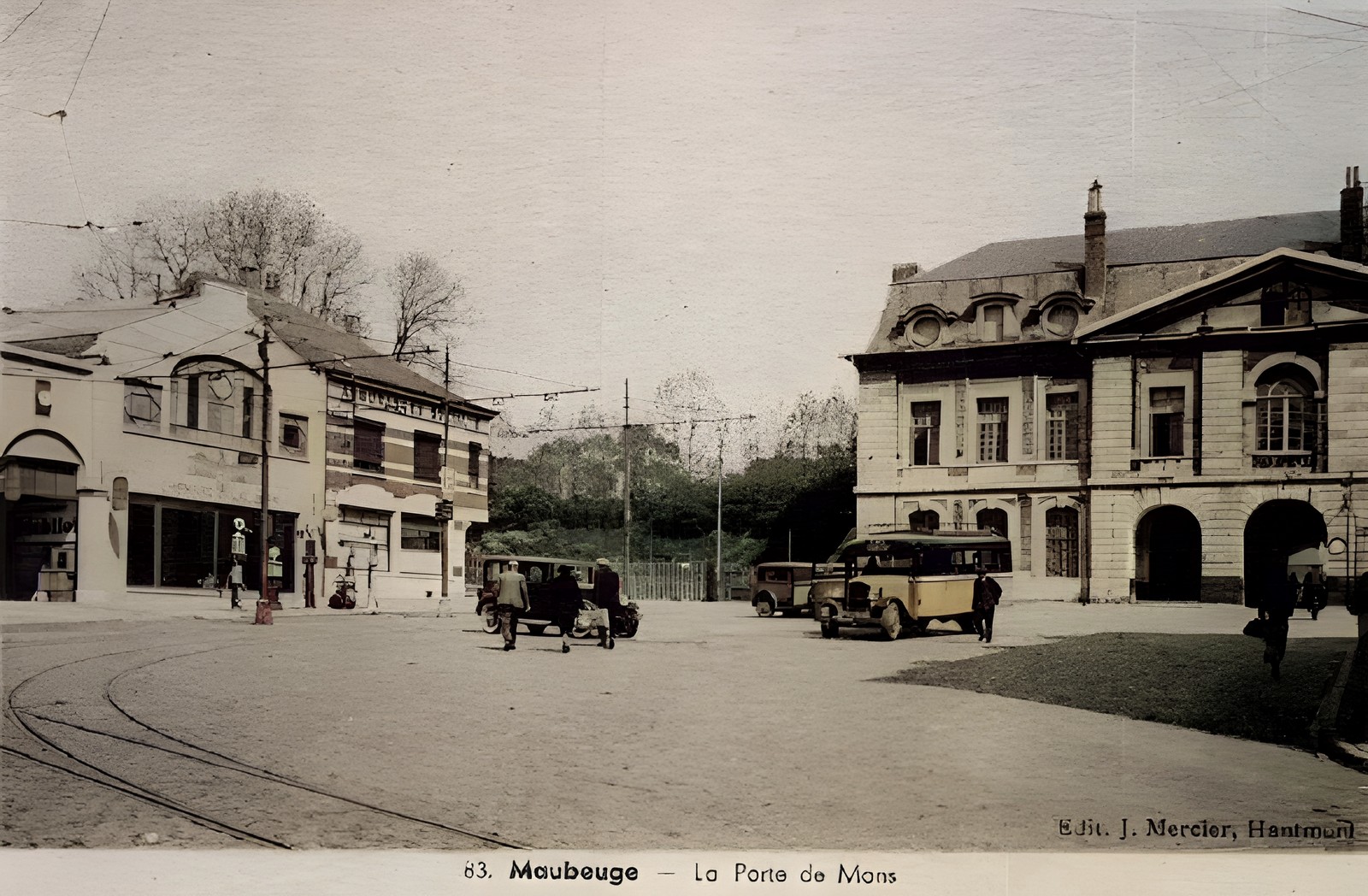 Cartes postales anciennes de Maubeuge, la porte de Mons, la Sécurité Sociale
