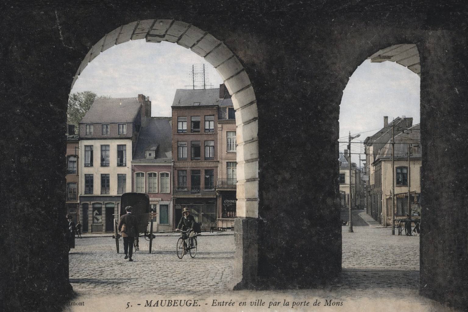 Cartes postales anciennes de Maubeuge, la porte de Mons