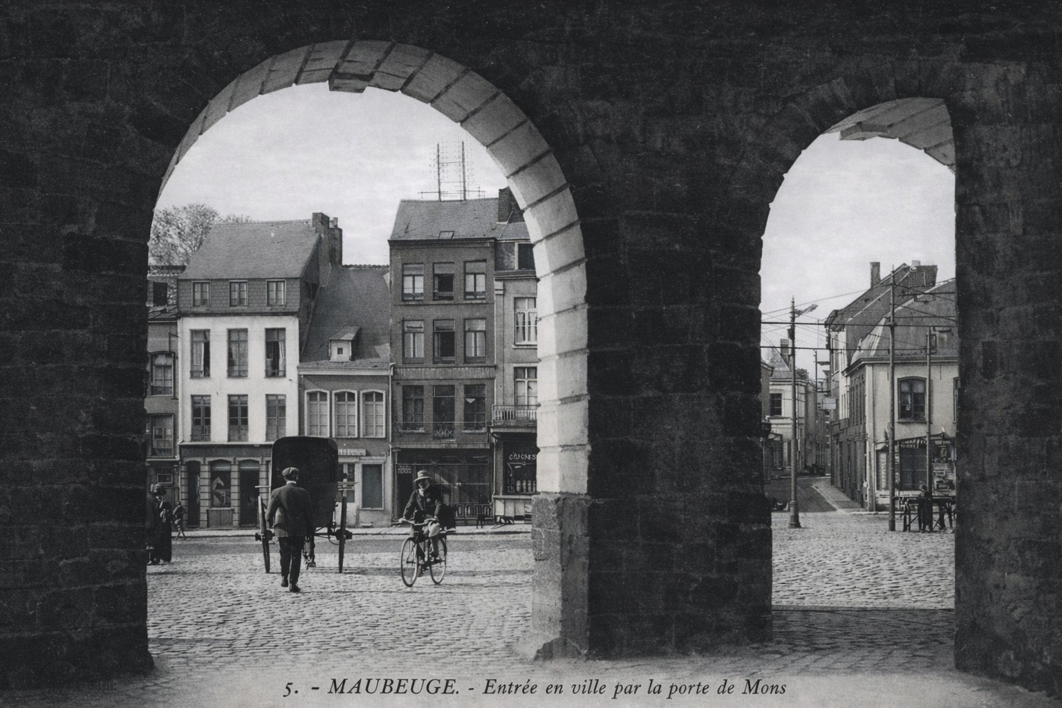 Cartes postales anciennes de Maubeuge, la porte de Mons