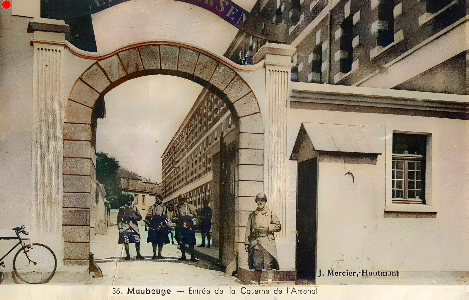 Cartes postales anciennes de Maubeuge, La Sambre, les quais, l'Arsenal et le temple protestant.