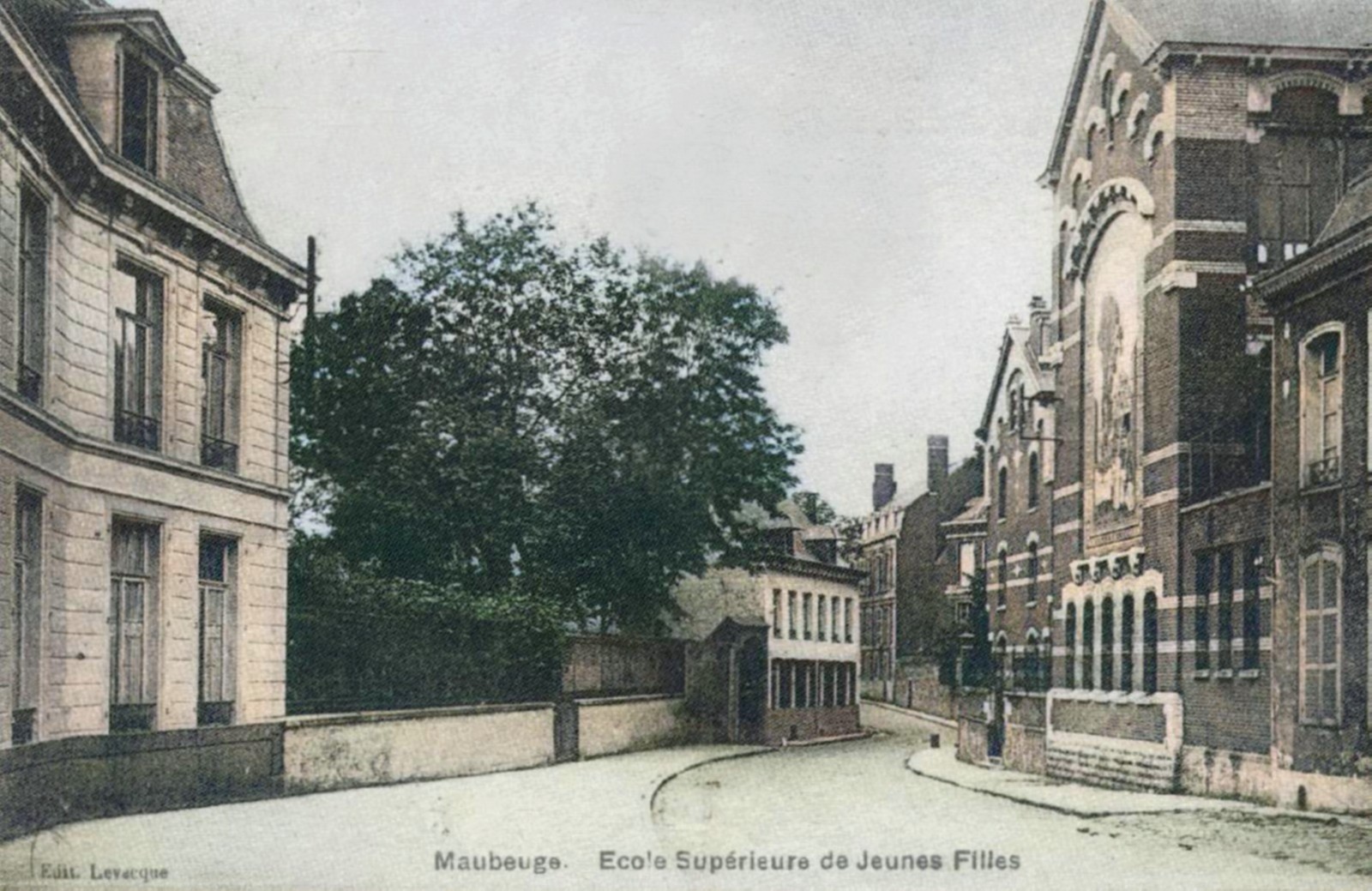 Maubeuge, la rue de la Croix.