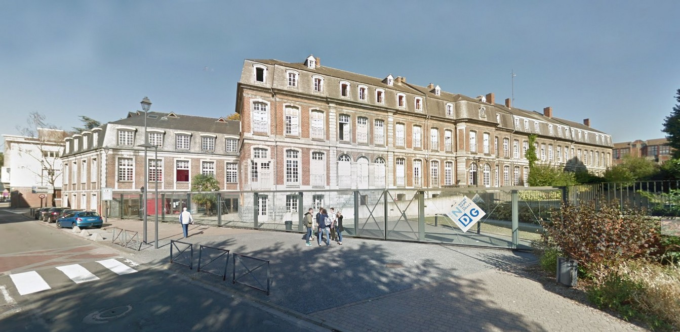 Cartes postales anciennes de Maubeuge, le Chapitre rue de la Croix