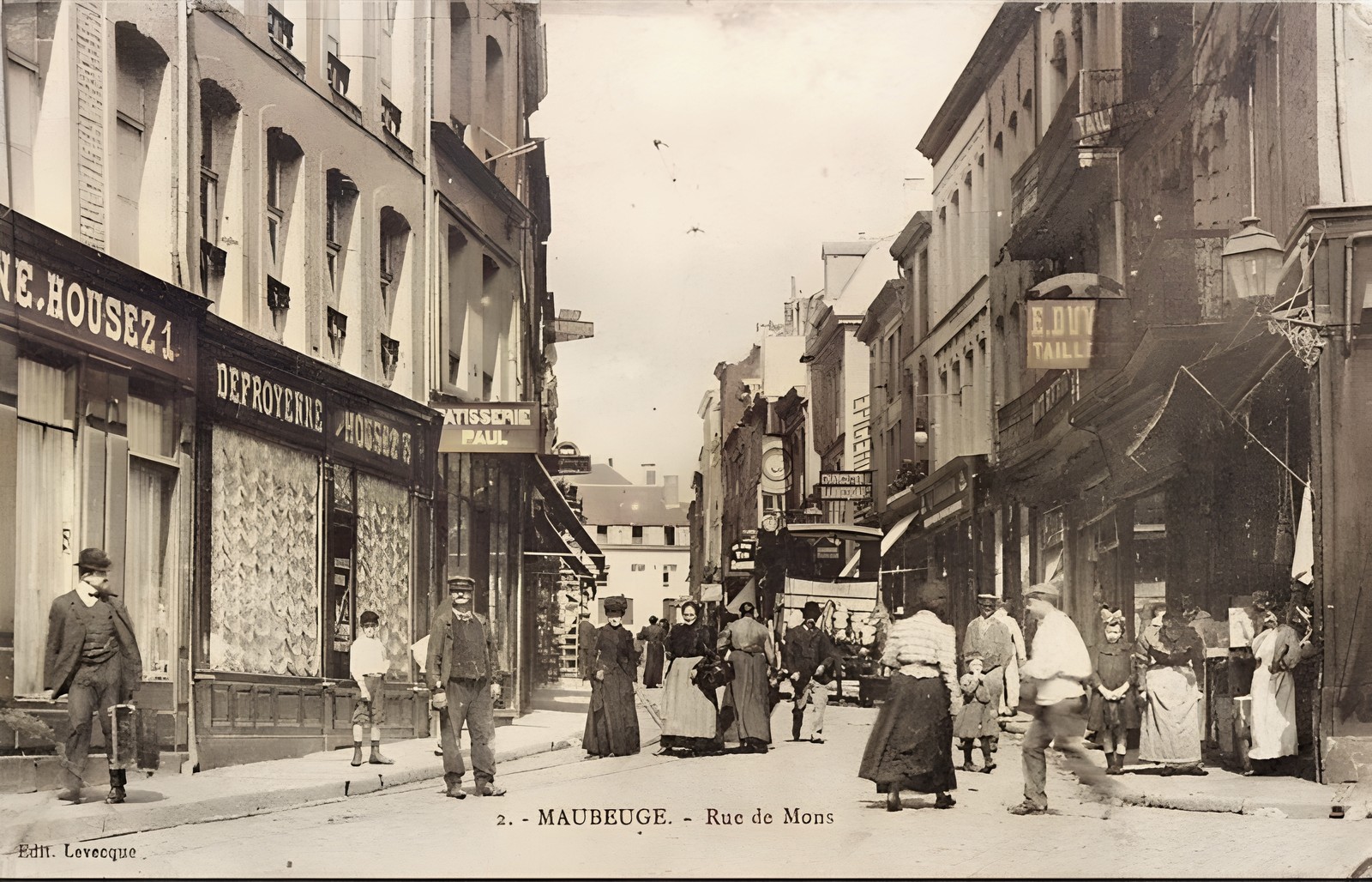 Maubeuge, entrée rue de Mons coté marché aux Herbes.