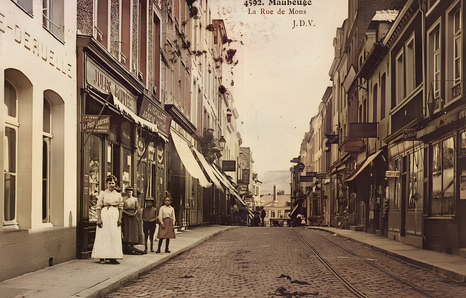 Maubeuge en carte postale, rue de Mons