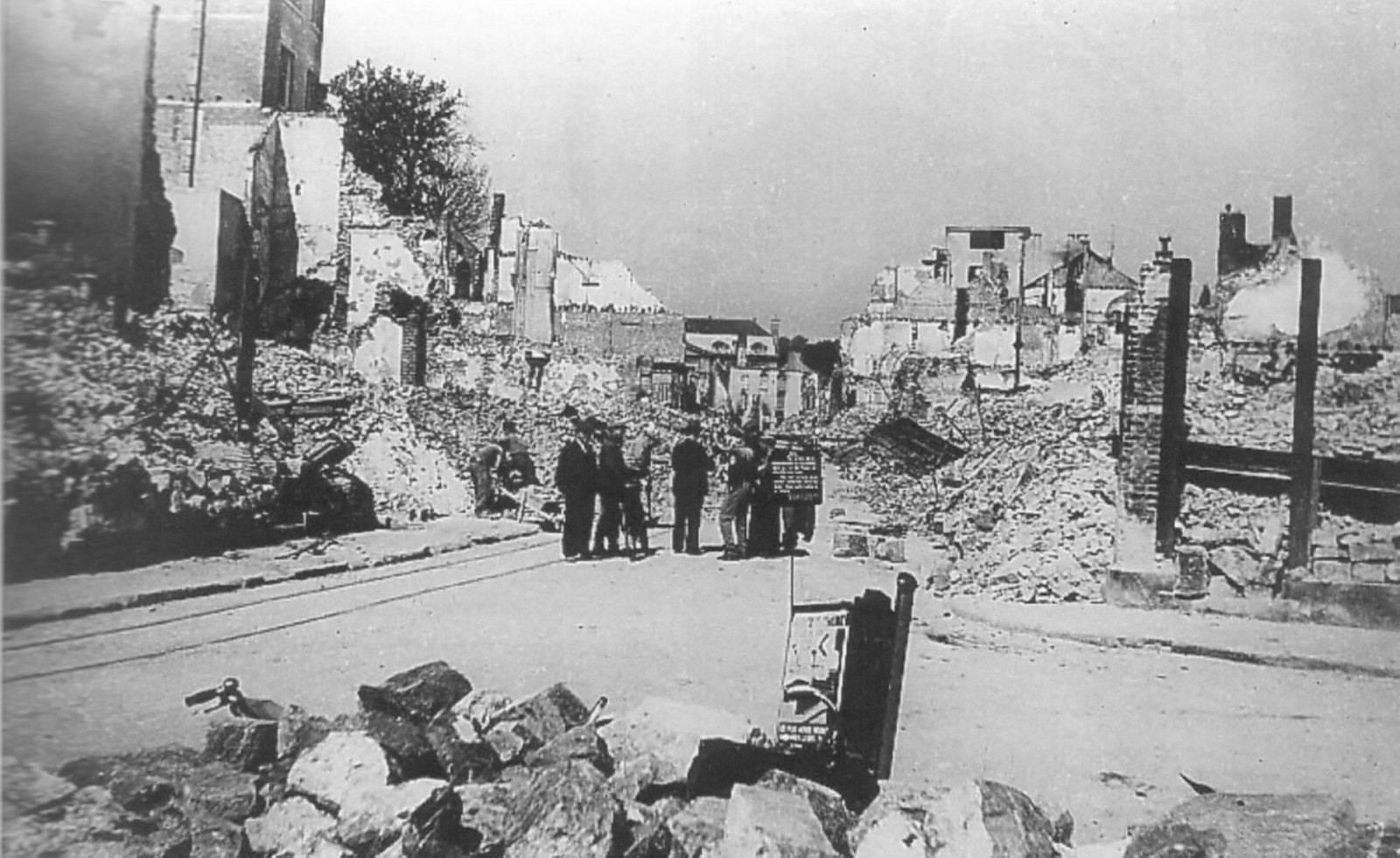 Maubeuge en carte postale, rue de Mons vue du marché aux Herbes, bombardements