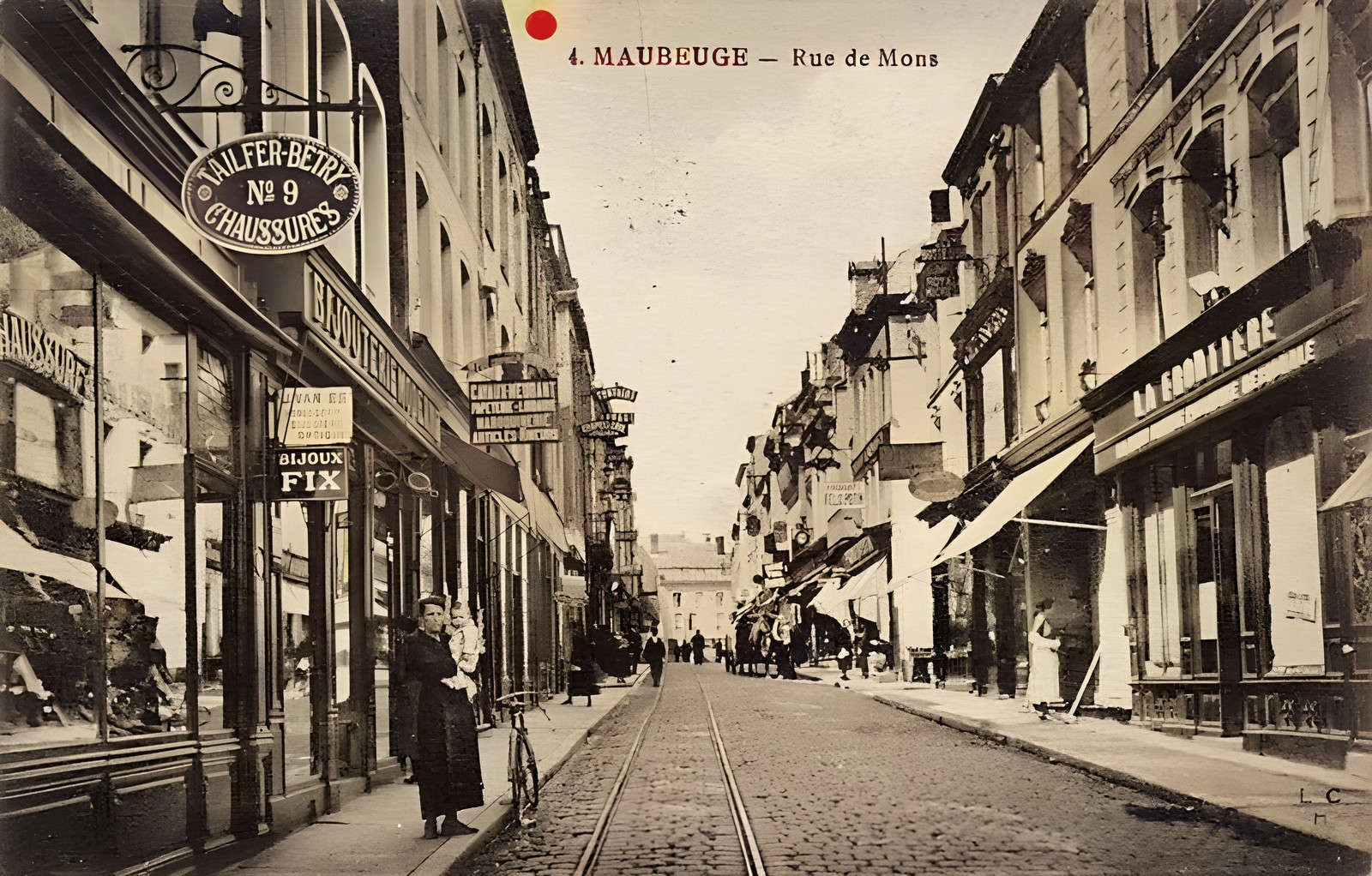 Cartes postales anciennes de Maubeuge, rue de Mons