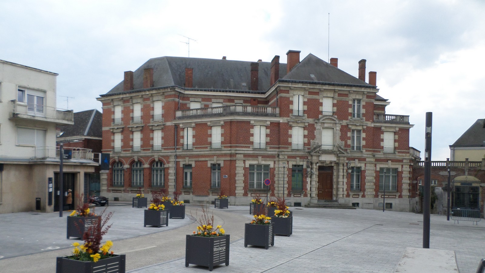 Cartes postales anciennes de Maubeuge, salle Sthrau, Collège, Banque de France, La Poste