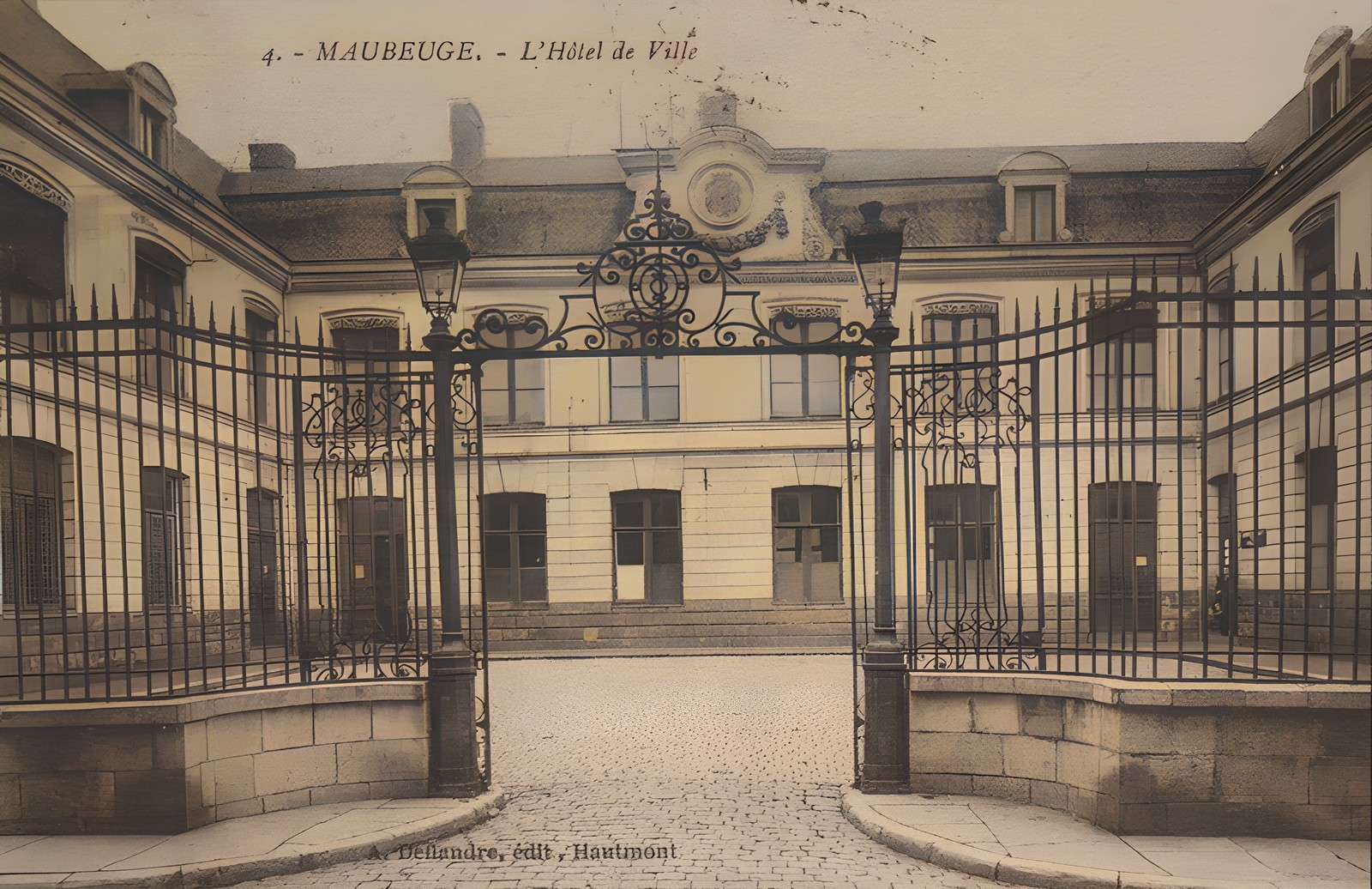 Cartes postales anciennes de Maubeuge, rue de la mairie
