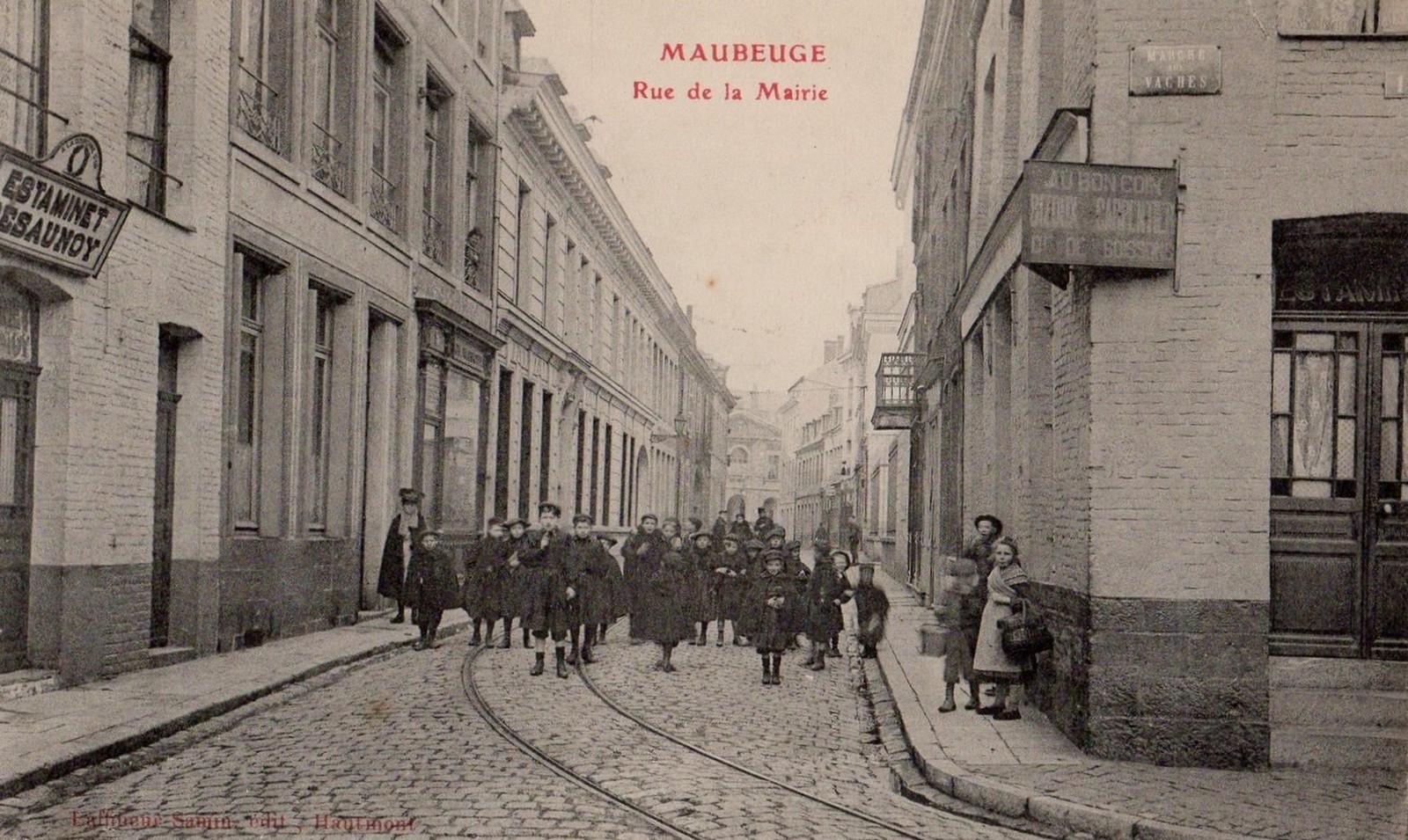 Cartes postales anciennes de Maubeuge, rue de la mairie