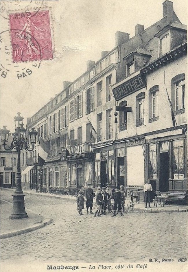Cartes postales anciennes de Maubeuge, Place d'Armes