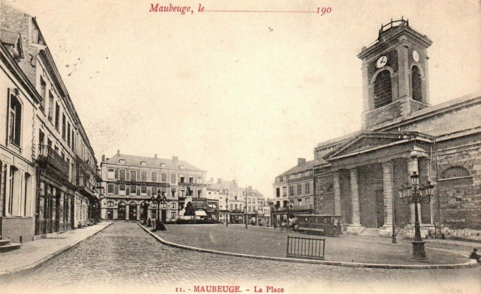 Maubeuge, vue générale sur la place d'Armes.