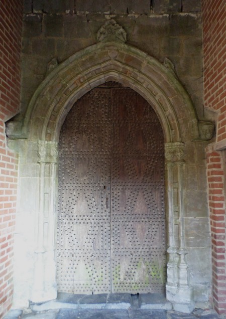 Monceau Saint Waast, porte de l'église