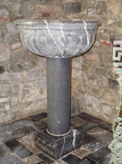 Monceau Saint Waast, fonts baptismaux.