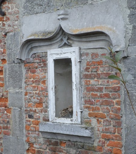 Monceau Saint Waast, niche.