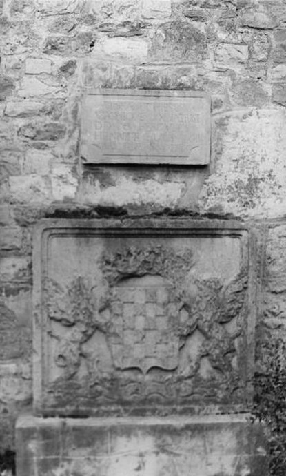 Pierre tombale à Monceau Saint Waast